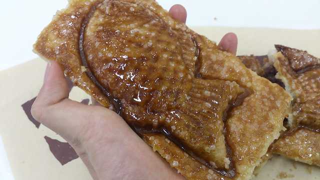 クロワッサンたい焼きを手に持ったところ